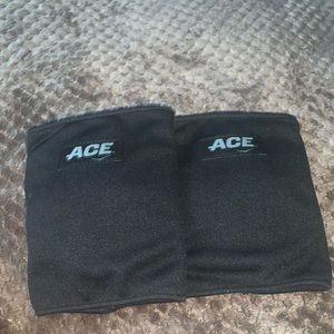 KNEE PADS